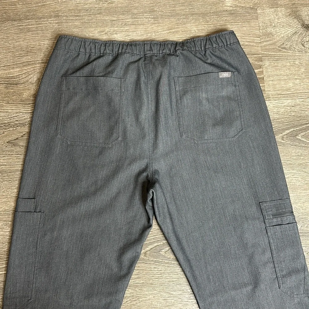 Figs Men’s Cairo Cargo Scrub Pants in Graphite Sz M